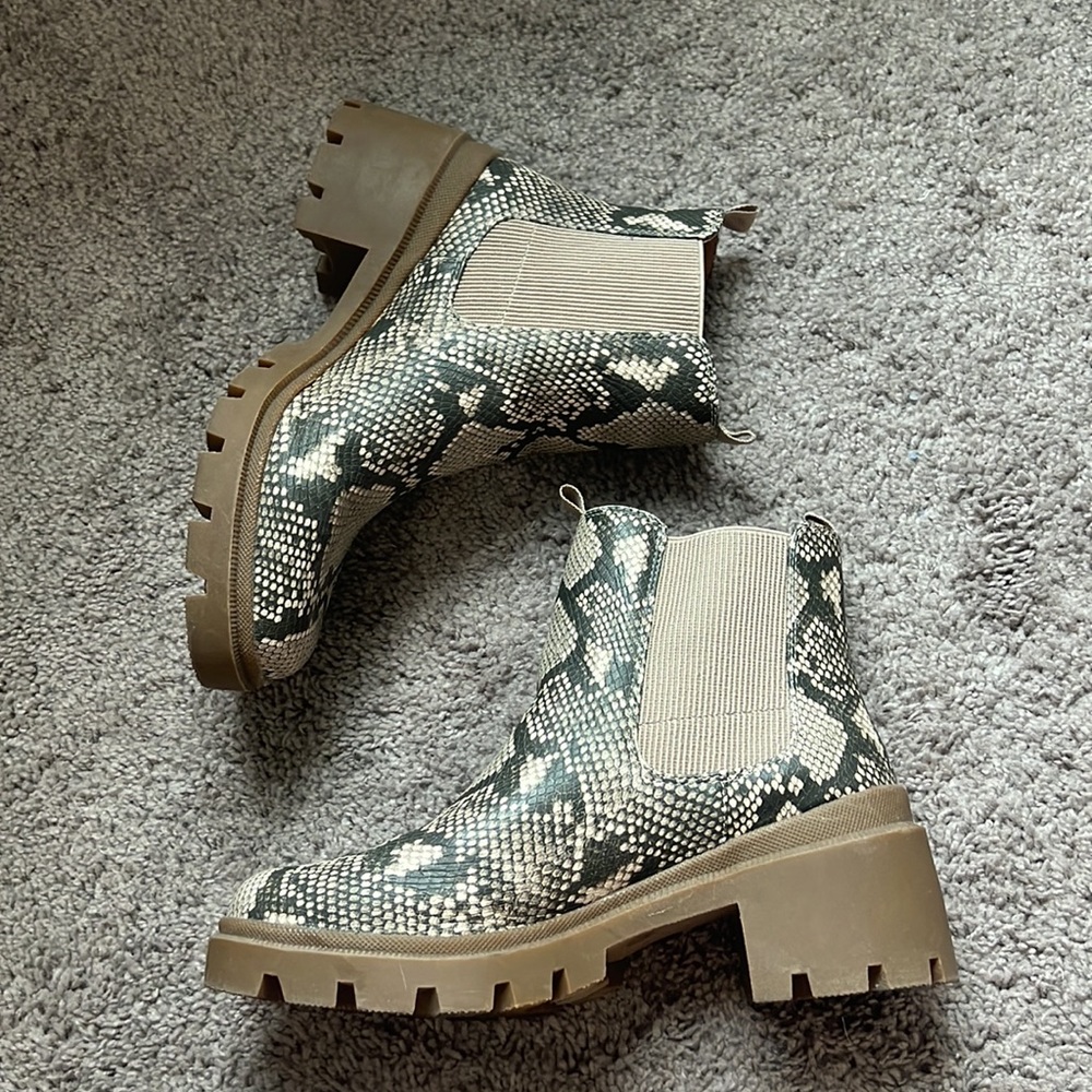 Universal Thread Snakeskin Chelsea Boots - Womens 10 - Picture 3 of 9